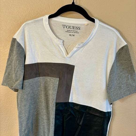 Guess Men’s Shirt Medium White Black Grey ColorBlock Short Sleeves V-Neck - Picture 2 of 10